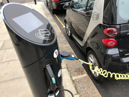 Stromtanken mit Karte. 