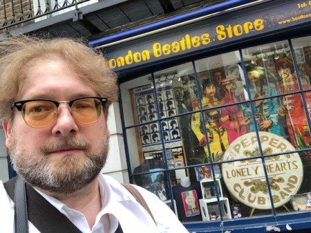 Beatles Fan vor dem Beatles Laden in London.