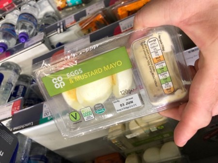 Ei ohne Schale aber mit Plastikverpackung - aus einem englischen Supermarkt. 