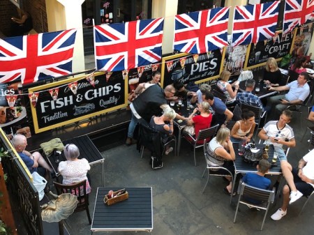 In englischen Pubs ist das Zahlen mit Karte kein Problem. 