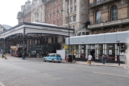 Die Busse zu Harry Potter fahren hinter der Victoria Station ab. 