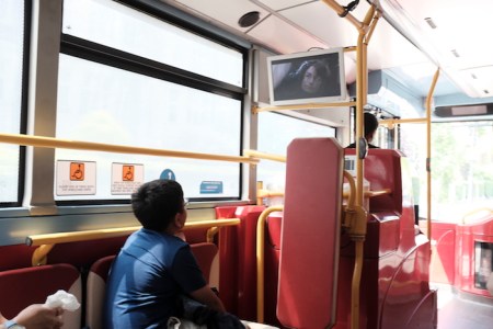 Auf der Fahrt zu den Studios Harry Potter schauen. 