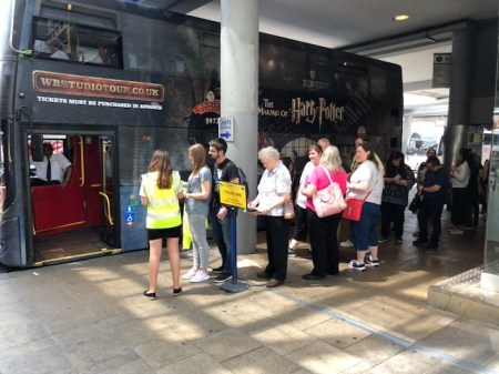 Schlange stehen zum Einstieg in die Welt von Harry Potter.