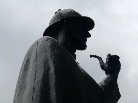 Ich finde ihn Holmes ein bisschen hager.