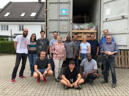 Ehrenamtliche Arbeit: Togohilfe Maisach und GoogleServe arbeiten Hand in Hand beim Beladen eines Containers für Togo.