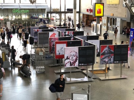 Die Ausstellung ist in der Mittelhalle des Hauptbahnhofs zu finden. 