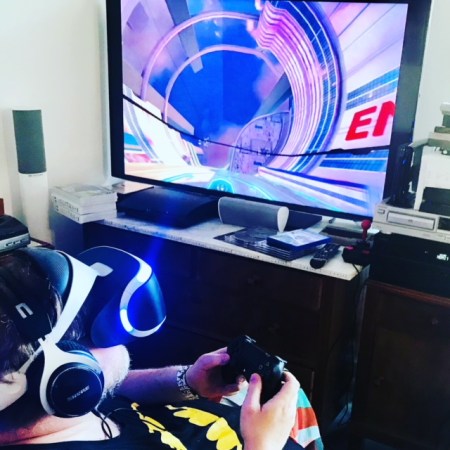 Videospiele - hier ein VR-Spiel - sind Teil meiner Freizeitbeschäftigung. 