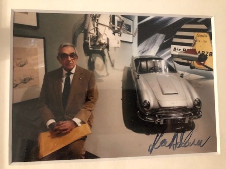 Sir Ken Adam mit dem Aston Martin DB5 - das Autogramm hängt in meinem Arbeitszimmer.
