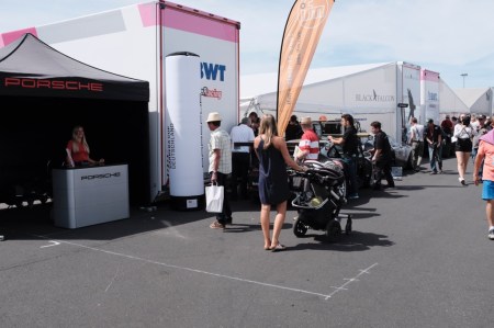 Der Eingang zum Porsche Lager. Eine junge Dame begrüßte die Gäste. 