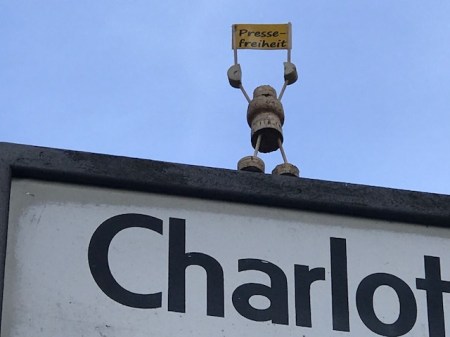 Auch Blogger unterstützten Aktionen zur Pressefreiheit wie hier in Berlin auf einem Straßenschild, denn Blogger sind Teil der Medienlandschaft.