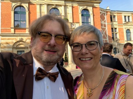 Ausdrücklich danke ich meiner Frau, dass sie mich tapfer zu Wagner begleitet.