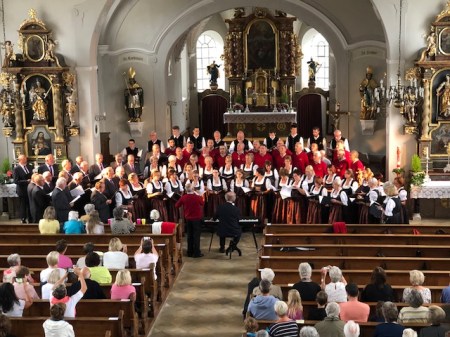 Die drei Chöre singen zusammen die Europahymne - ein wunderbares Zeichen. 