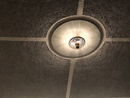 Die Lampe hing schon damals. 