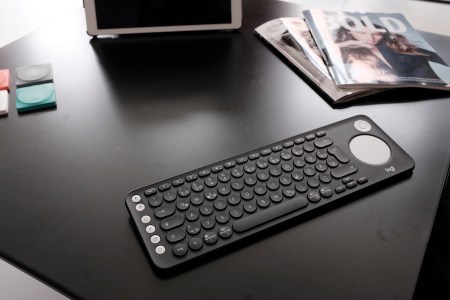 Die K600 TV Tastatur in der Nähe des Smart TV.