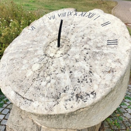 Wie stelle ich jetzt diese Uhr um?