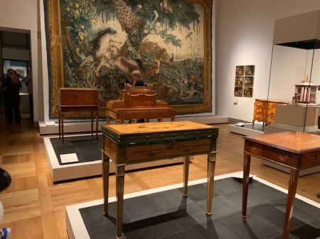 Toller Saal mit historischen Möbeln im Bayerischen Nationalmuseum. 