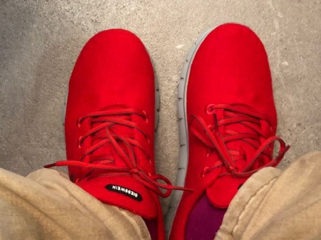 Ein schönes Rot haben die  Merino Runners von Giesswein.