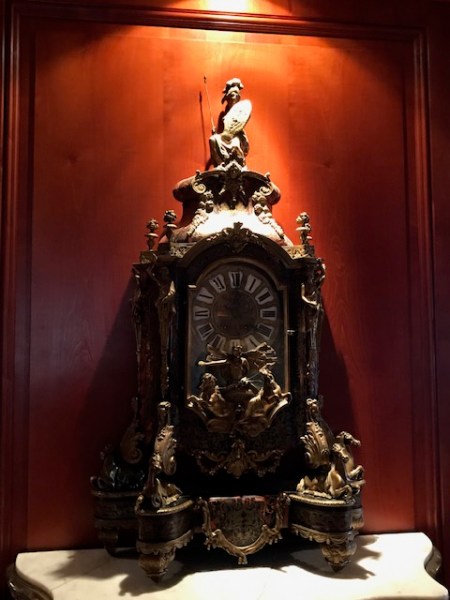 Die historische Uhr im Hotel Prinz Luitpold Bad in Bad Hindelang wird per Hand umgestellt.