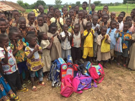 Margret Kopp verteilt die Schultasche in Togo. Foto: Togohilfe