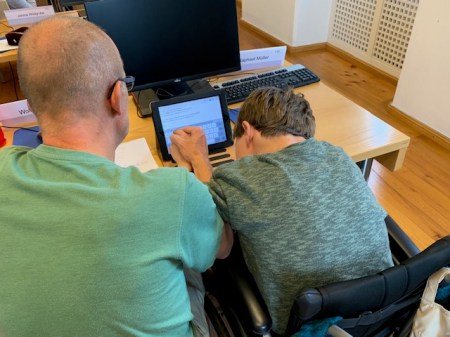 Arbeiten am iPad - gestützte Kommunikation.