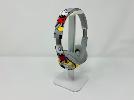 Micky Maus auf den Ohren von Beats.