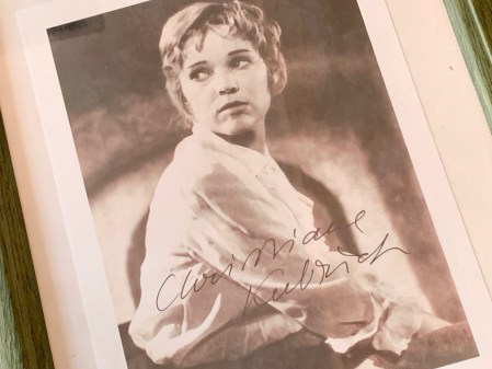 Christiane Kubrick, damals noch Harlan, auf einem Foto aus dem Film samt Autogramm.