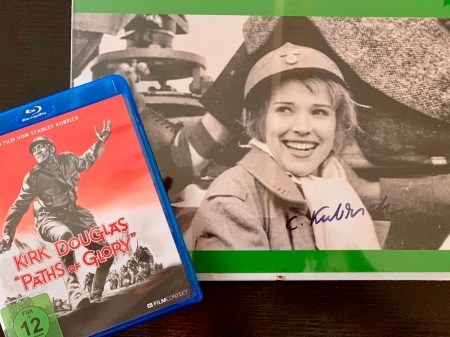 Die neu erschienene Bluray von Wege zum Ruhm neben einem Autogramm von Christiane Kubrick.