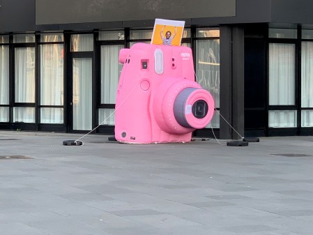 Vielleicht eine große Sofortbildkamera zum Fest?