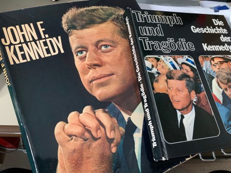 Zwei von vielen Bücher über Kennedy.