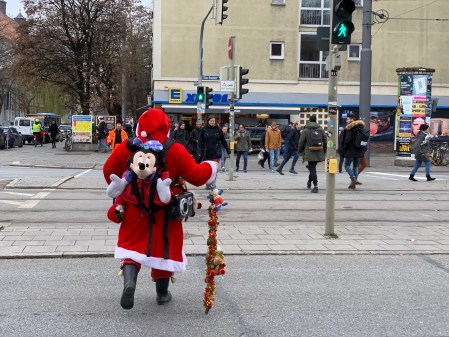 Ich weiß nicht, was dieser seltsam gekleidete Herr empfiehlt. 