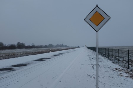 Fußgänger und Radfahrer haben Vorfahrt auf der Südumgehung von Maisach - zumindest zwei Tage lang. 