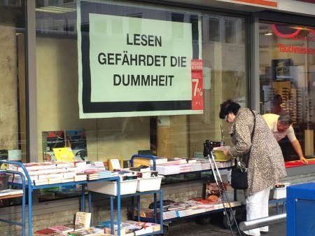 Lesen gefährdet die Dummheit. 