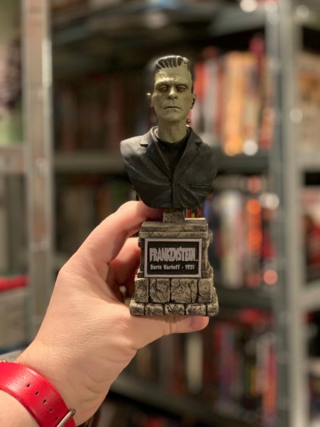 Boris Karloff ist Frankenstein.