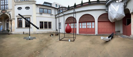Holzinstallationen im Innenhof des Künstlerhauses München.