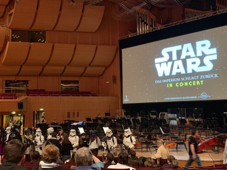 Vor dem Konzert noch ein Fototermin vor der Bühne.