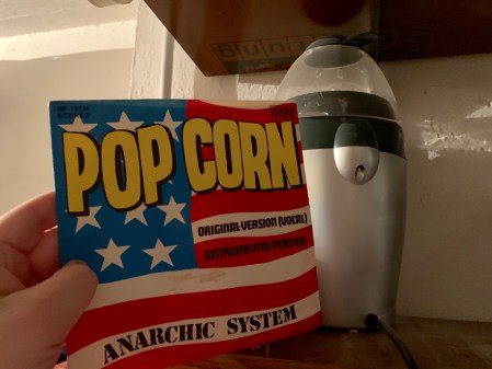 Popcornmaschine und Popcon-Single.