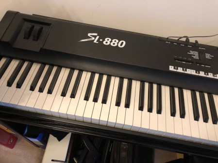 Das Masterkeyboard SL-880 von Fatar muss auch raus.