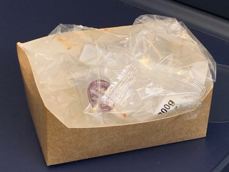 Zurück bleibt Plastik und Pappe.