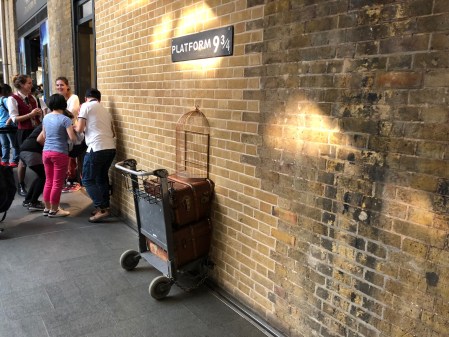 Harry Potter am Kings Cross an der berühmten Plattform.