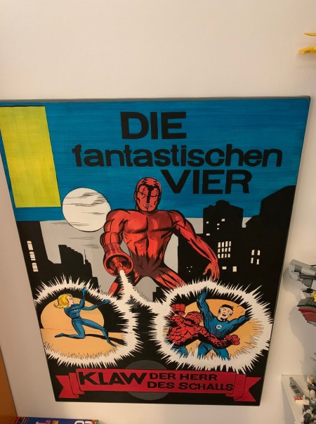 Hier das Bild einer Berliner Künstlerin, deren Name ich leider vergessen habe. Das Bild hängt auf dem Weg in mein Arbeitszimmer. 