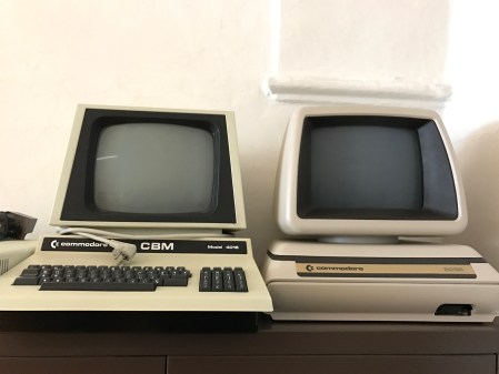 Humor: Alte Rechner an einer Schule im Archiv.