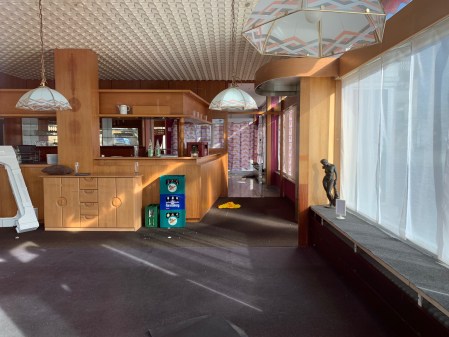 An die Decke erinnere ich mich noch. 