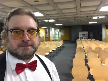 Ich halte dreimal die Woche Vorträge an deutschen Schulen. 