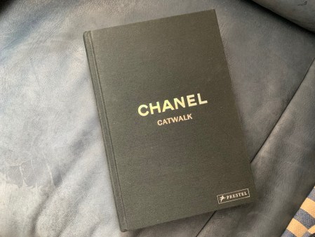 DAS Buch über die Kollektionen von Karl Lagerfeld bei Chanel. 