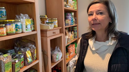 Marika Bange vor den vegetarischen Lebensmitteln in ihrer Kochschule.