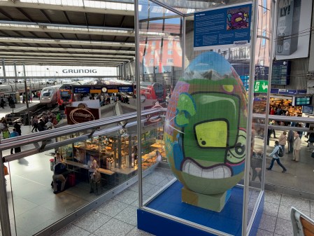 Smurfnob zu Ostern am Hauptbahnhof München.