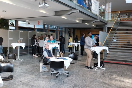 Wenig Besucher im Foyer des Landratsamtes Fürstenfeldbruck zur Wahlparty.
