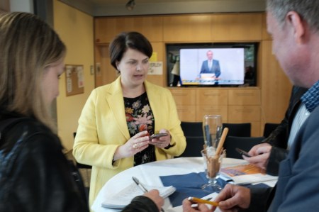 MdB Katrin Staffler ist gut drauf und spricht mit der Presse.