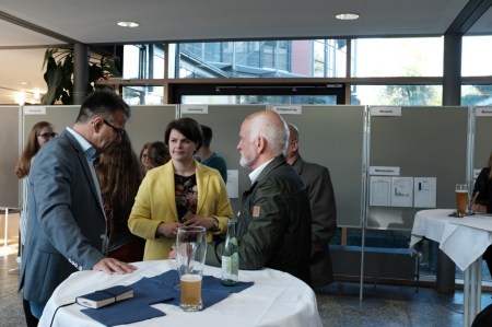 Drei Schwarze im Gespräch.