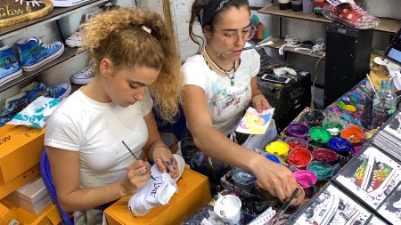 Mit dem Pinsel im Mund ging es los ...